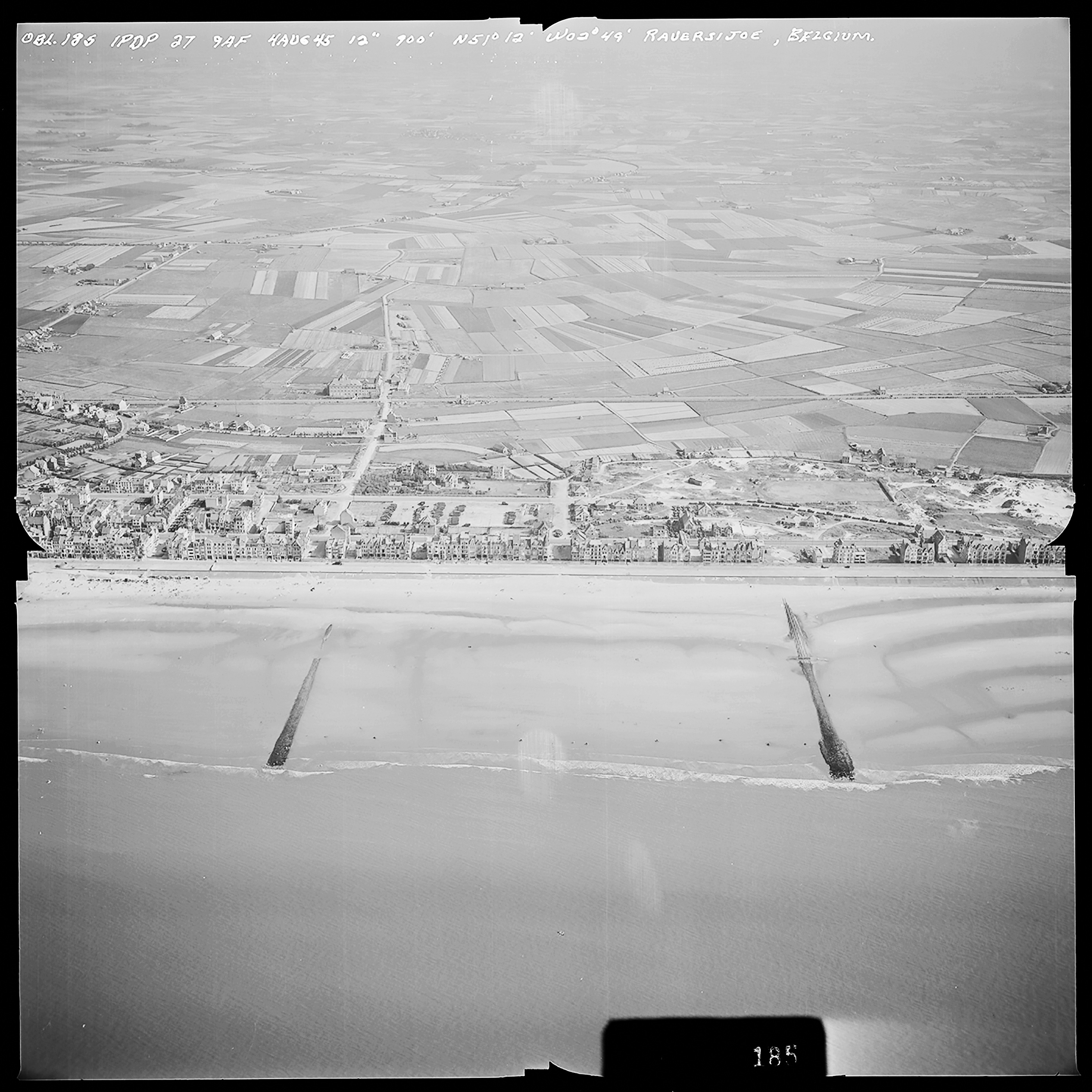 Atlantikwall Tweede Wereldoorlog in Nederland en België en Frankrijk - Luchtfoto's en historische luchtopnames - 1945 oorlog foto's en beelden