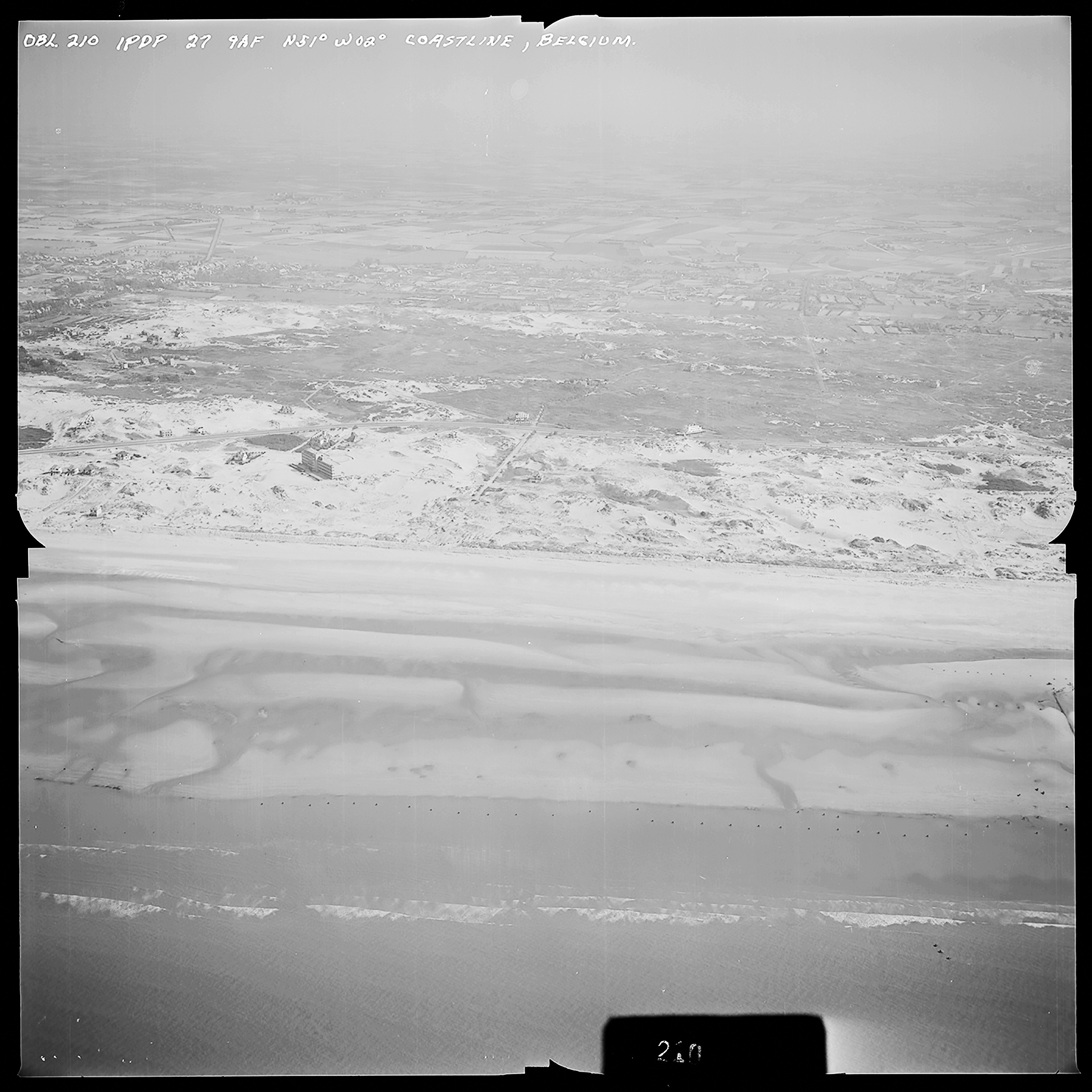 Atlantikwall Tweede Wereldoorlog in Nederland en België en Frankrijk - Luchtfoto's en historische luchtopnames - 1945 oorlog foto's en beelden