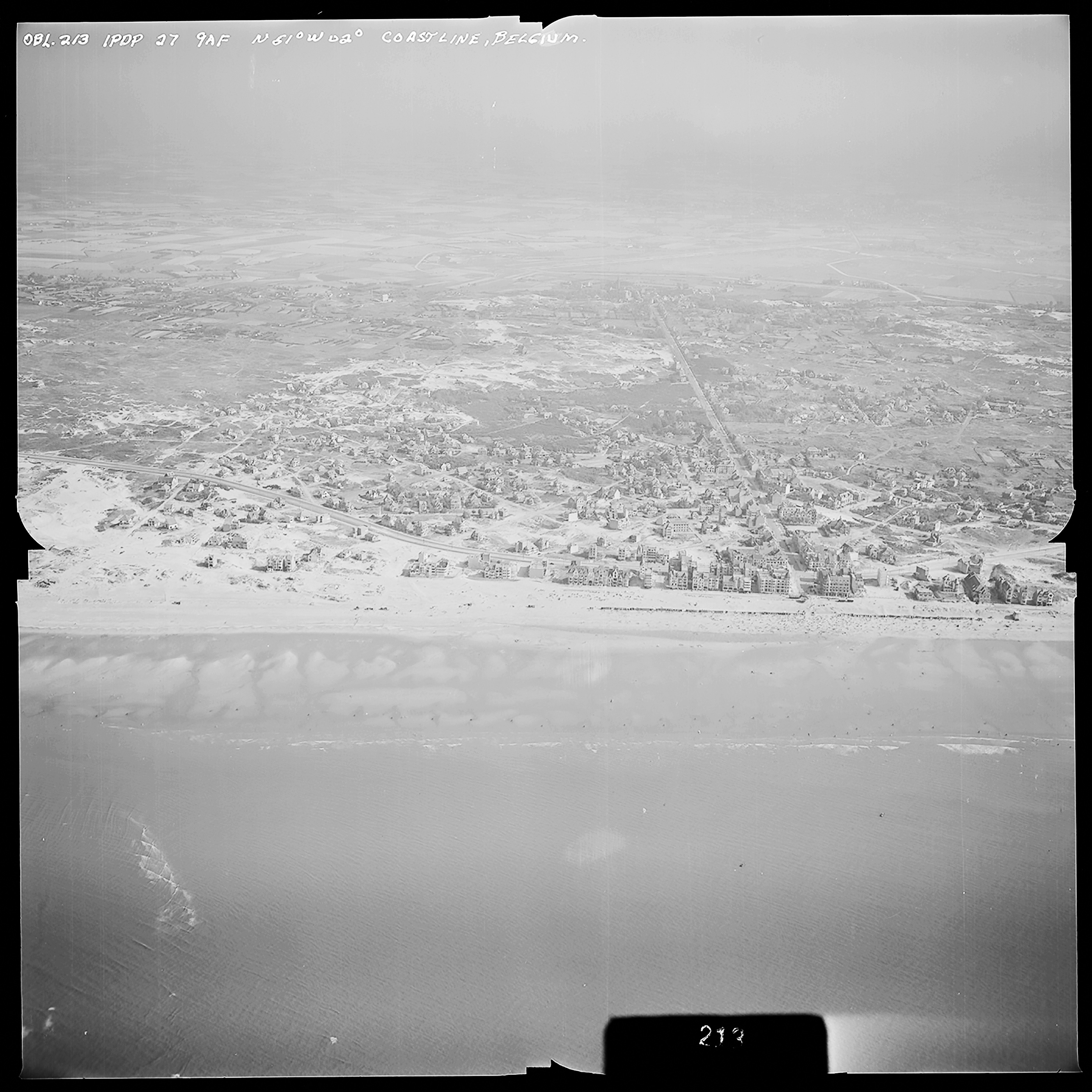 Atlantikwall Tweede Wereldoorlog in Nederland en België en Frankrijk - Luchtfoto's en historische luchtopnames - 1945 oorlog foto's en beelden