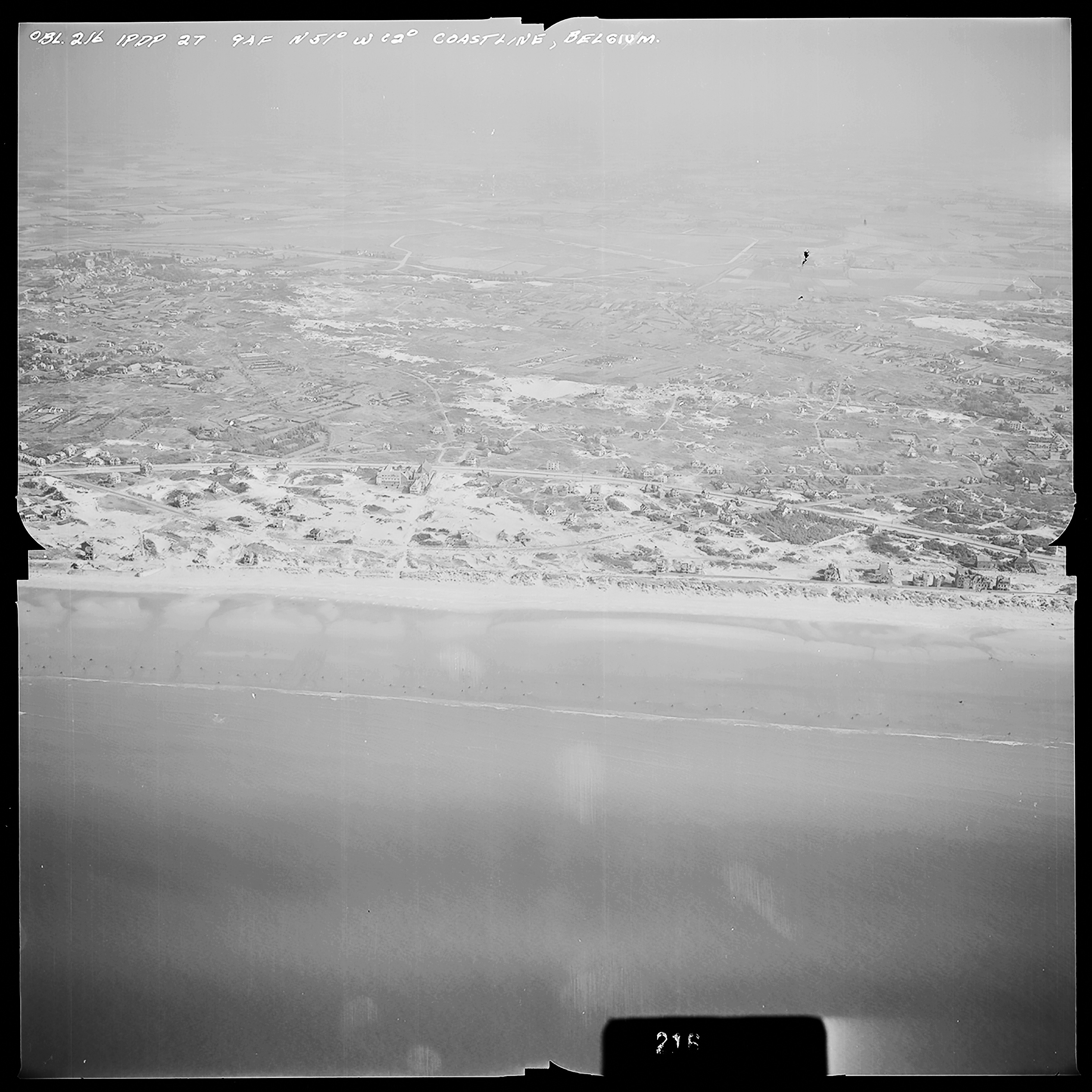 Atlantikwall Tweede Wereldoorlog in Nederland en België en Frankrijk - Luchtfoto's en historische luchtopnames - 1945 oorlog foto's en beelden
