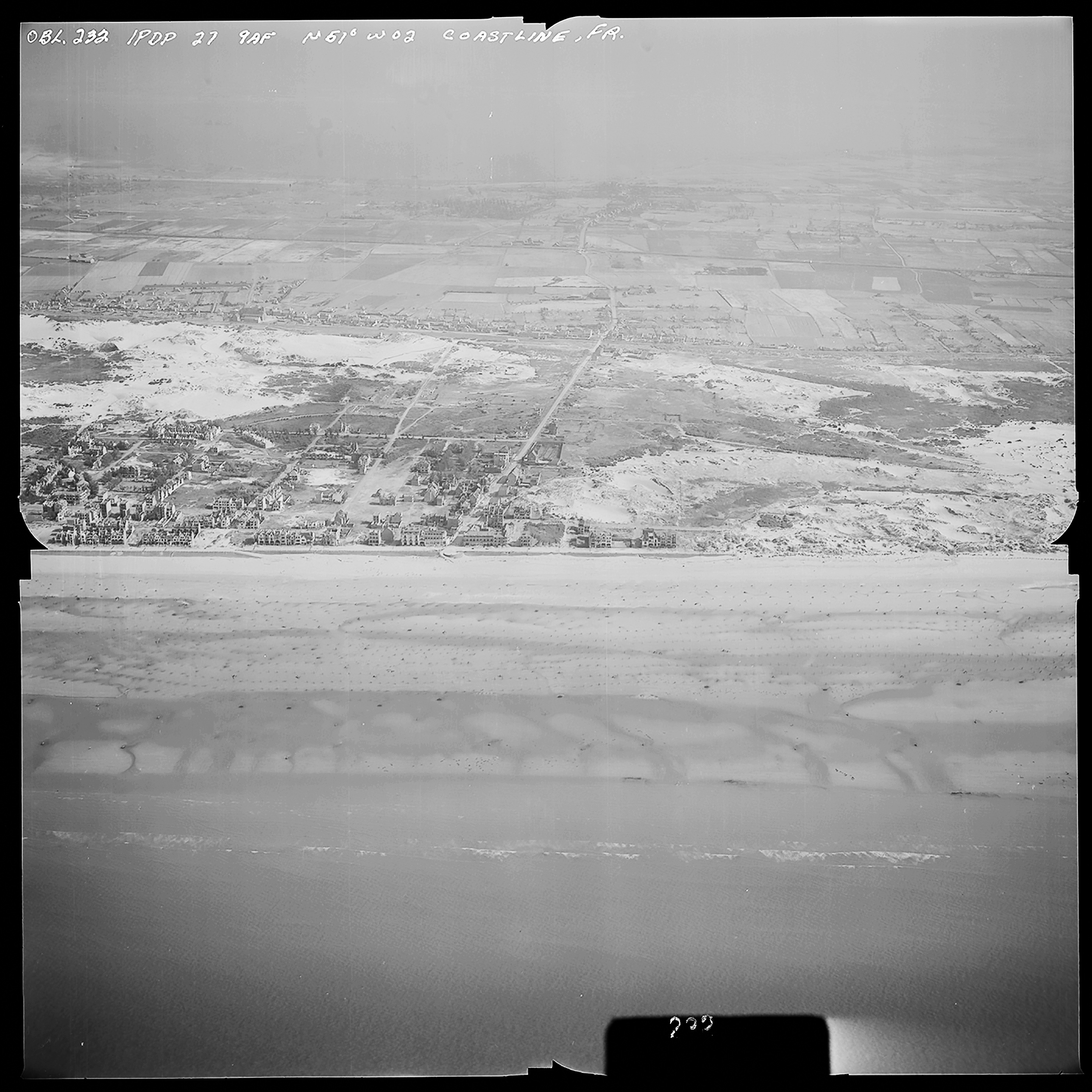 Atlantikwall Tweede Wereldoorlog in Nederland en België en Frankrijk - Luchtfoto's en historische luchtopnames - 1945 oorlog foto's en beelden