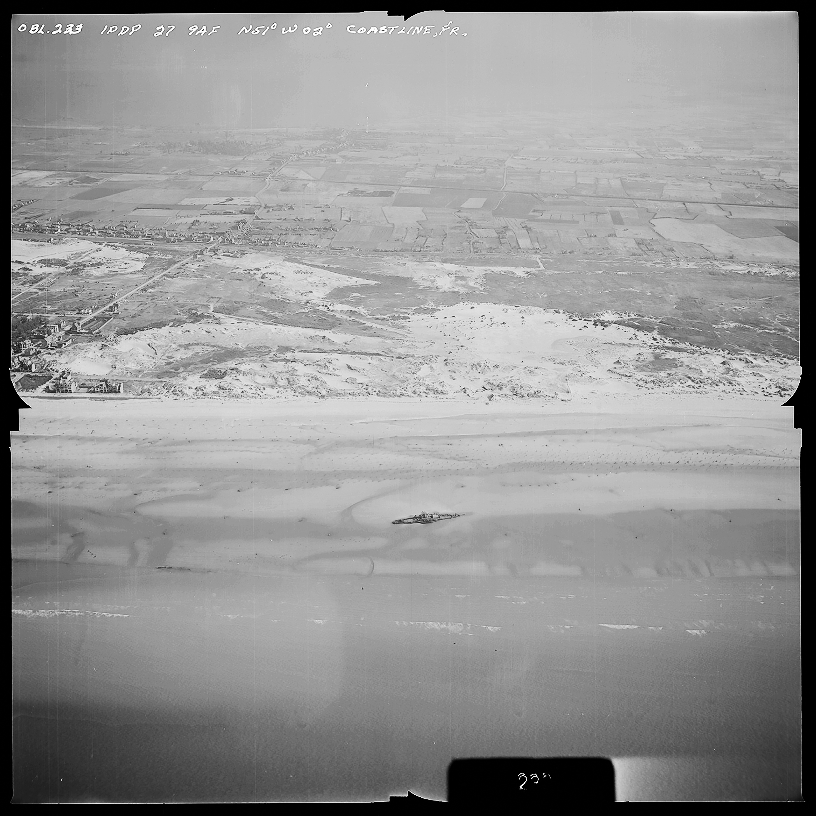 Atlantikwall Tweede Wereldoorlog in Nederland en België en Frankrijk - Luchtfoto's en historische luchtopnames - 1945 oorlog foto's en beelden