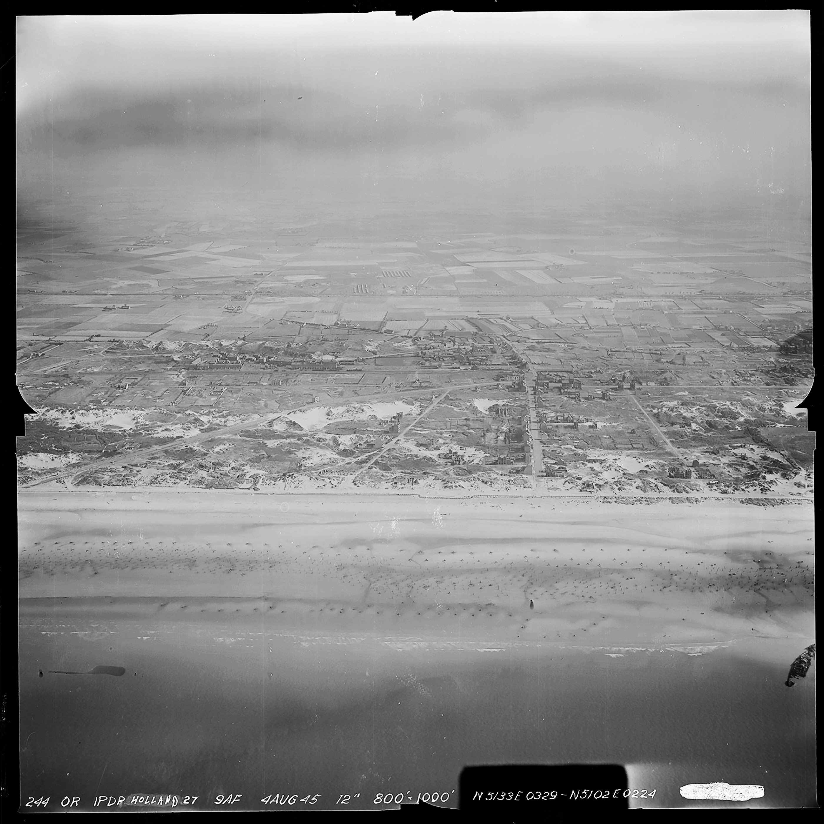 Atlantikwall Tweede Wereldoorlog in Nederland en België en Frankrijk - Luchtfoto's en historische luchtopnames - 1945 oorlog foto's en beelden