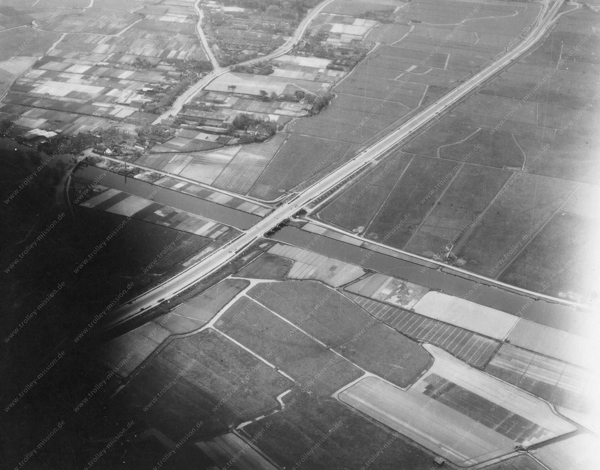 Luchtfoto van de Oegstgeesterbrug en Oegstgeest bij Leiden