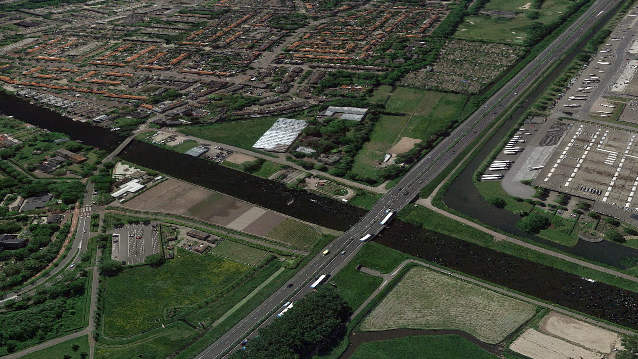 De luchtfoto toont de brug over het Oegstgeesterkanaal in de gemeente Oegstgeest in Nederland.