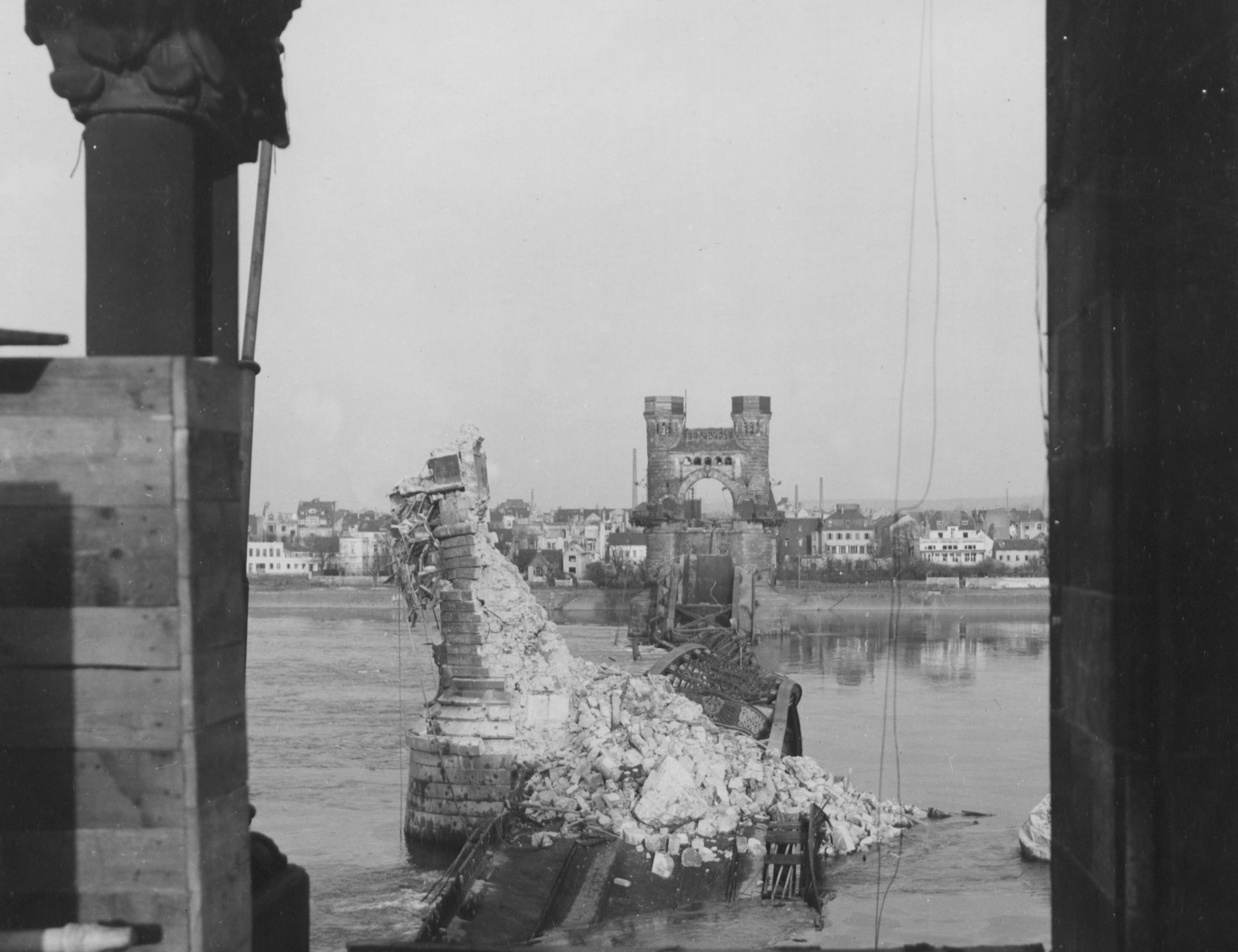 Die alte Rheinbrücke in Bonn nach der Zerstörung im Zweiten Weltkrieg